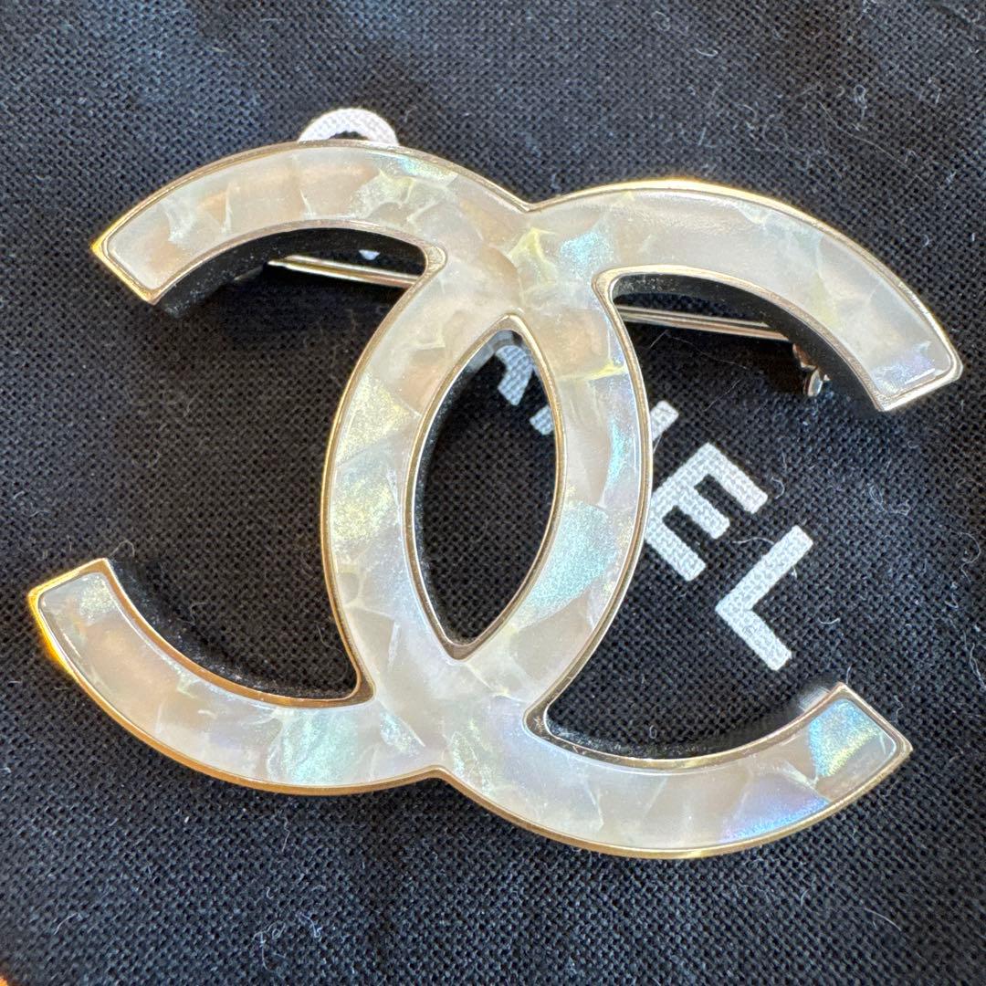 CHANEL シルバーブローチ 専用袋付き