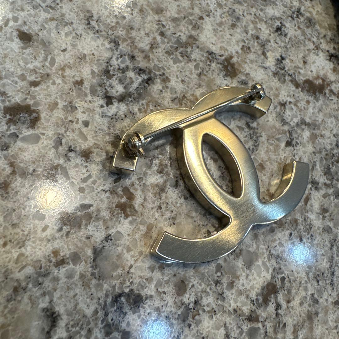 CHANEL シルバーブローチ 専用袋付き