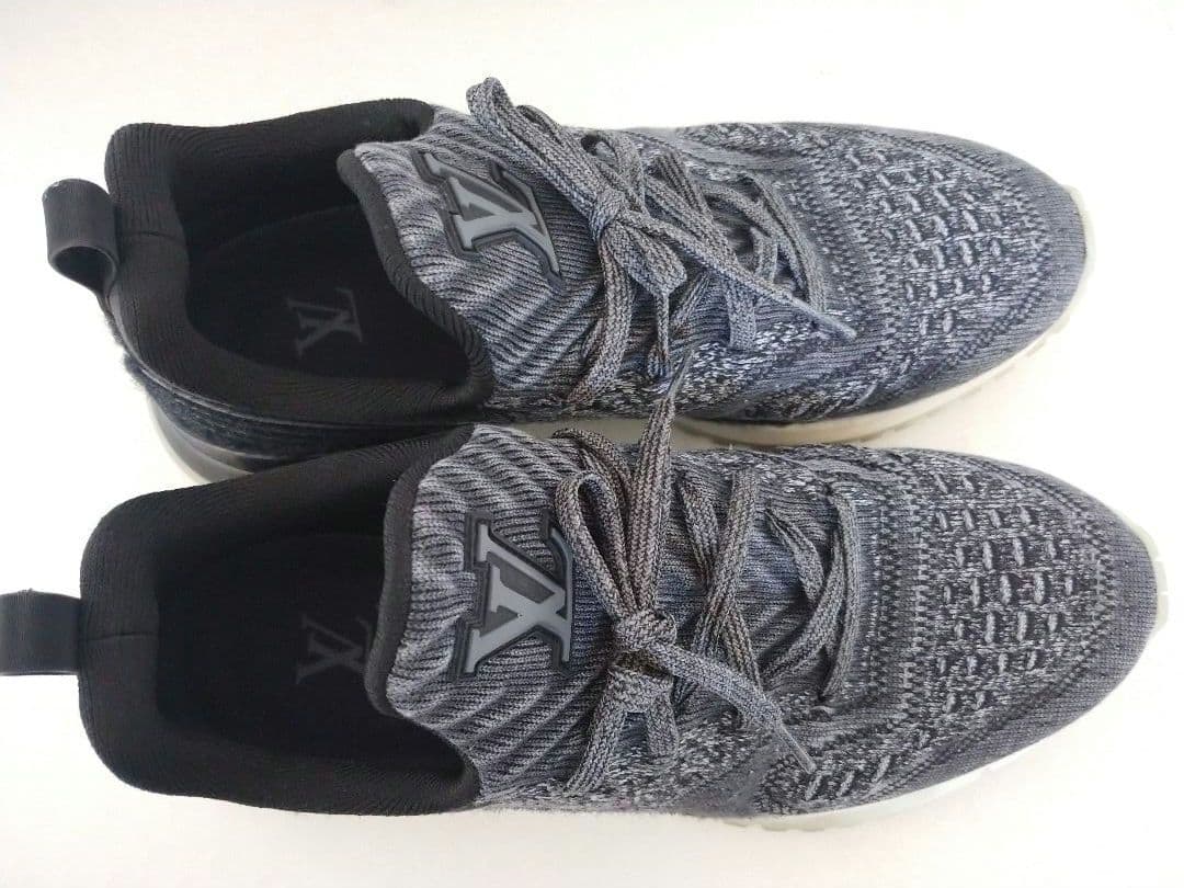 ルイヴィトン　VNRラインスニーカー LVロゴ入り 7.5 グレー×黒