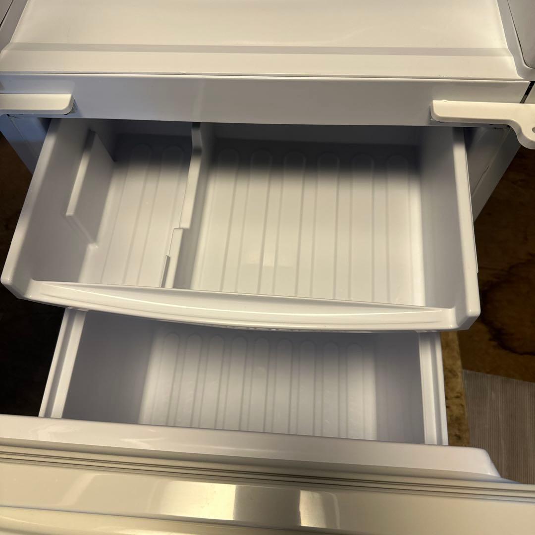 シャープ冷凍冷蔵庫　137L 横縞模様　ドア付け替え可　自動霜取り機能付き