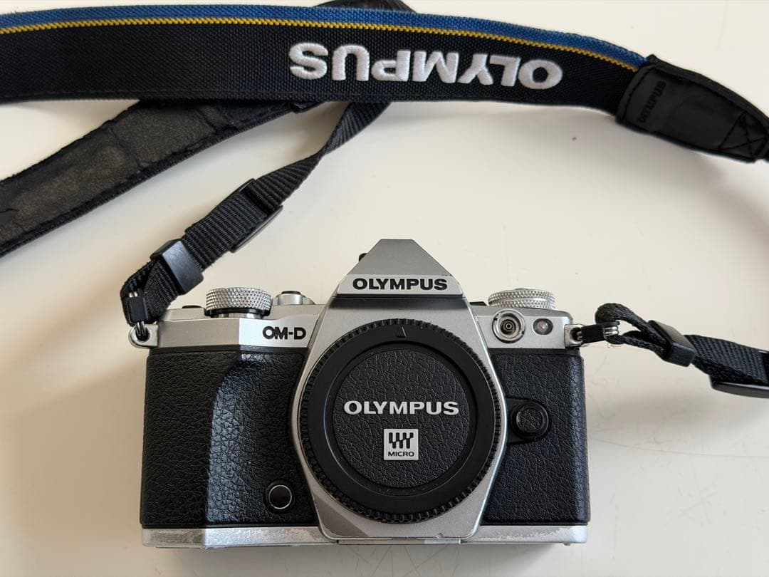 OLYMPUS OM-D E-M5 Mark ⅱ シルバー（動作未確認ジャンク）
