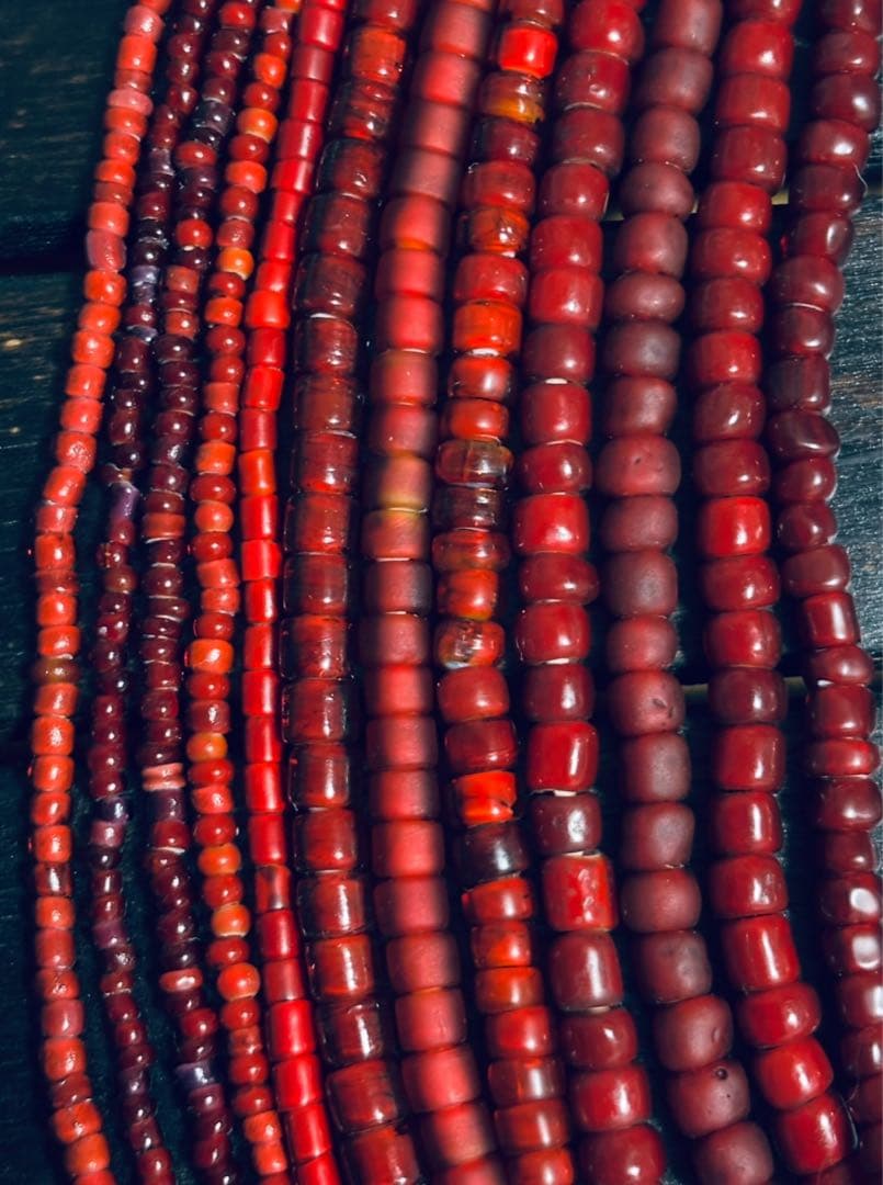 「希少血赤」アンティークビーズ　ホワイトハーツ　大粒より