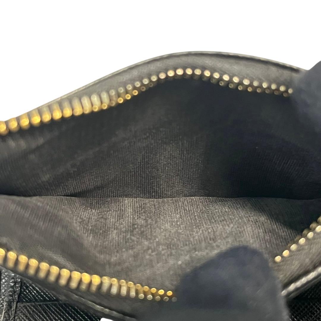 希少✨プラダ 二つ折り財布 ダブルファスナー サフィアーノ ロゴ金具 ブラック