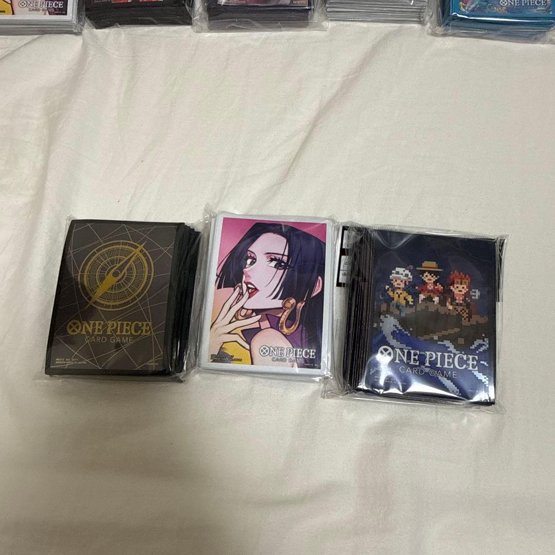 ワンピースカードゲーム 公式スリーブ　黒金 ハンコック ドット　新品未開封70枚