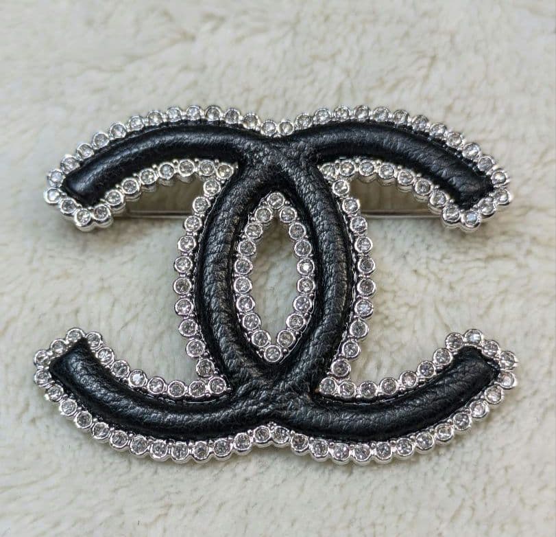 シャネル　ブローチ　レザー　ラインストーン　クリスタル　CHANEL　ココマーク