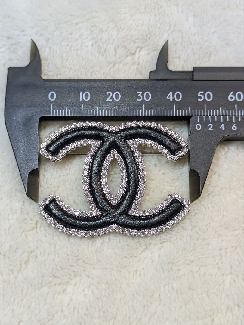 シャネル　ブローチ　レザー　ラインストーン　クリスタル　CHANEL　ココマーク