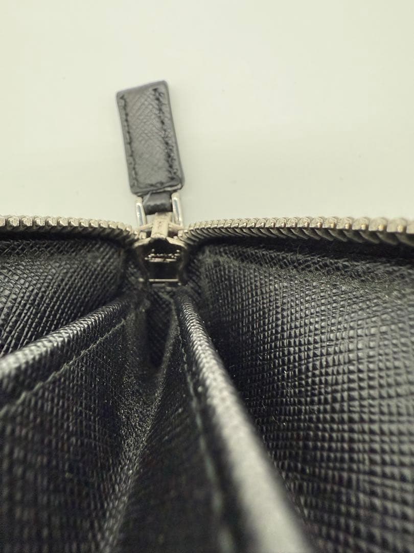 プラダ　サフィアーノ　レザー　ラウンドファスナー　長財布