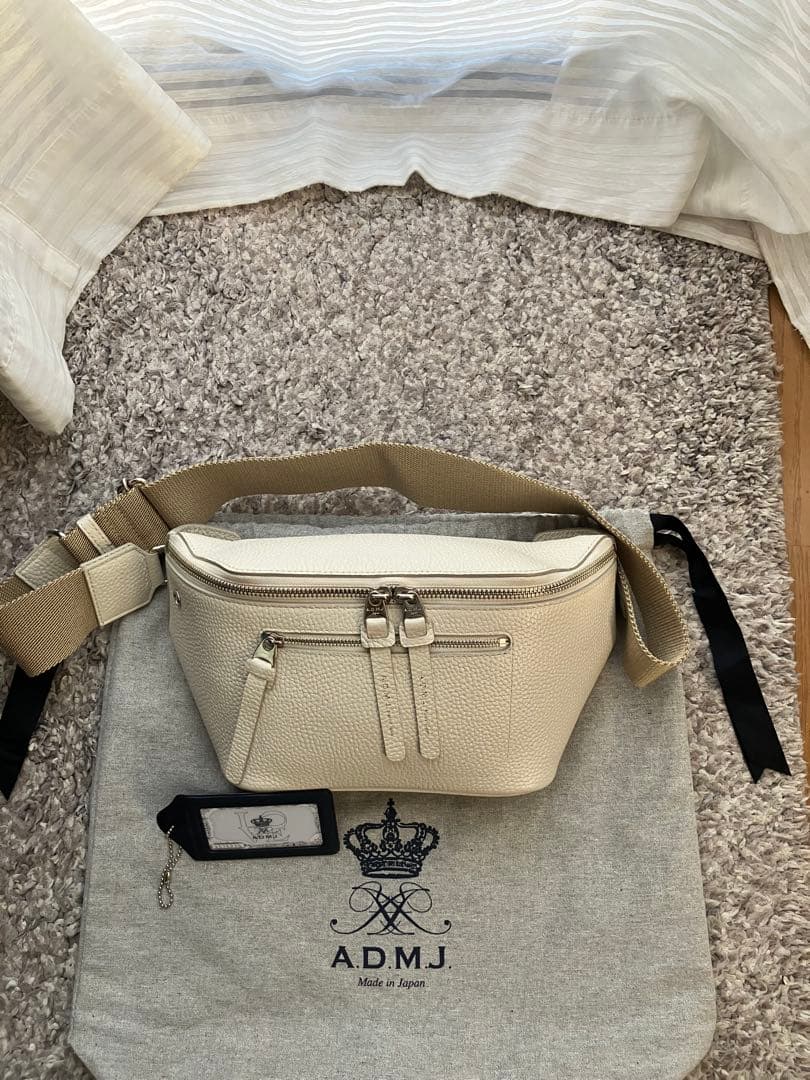ADMJ アイボリー レザー クロスボディバッグ