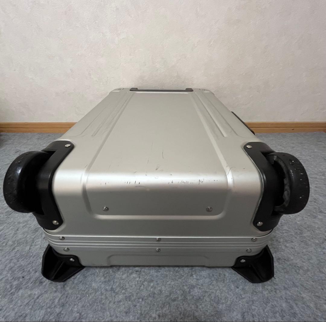 最終値下げ！ゼロハリバートン機内持込可能31L 2輪アルミスーツケースシルバー
