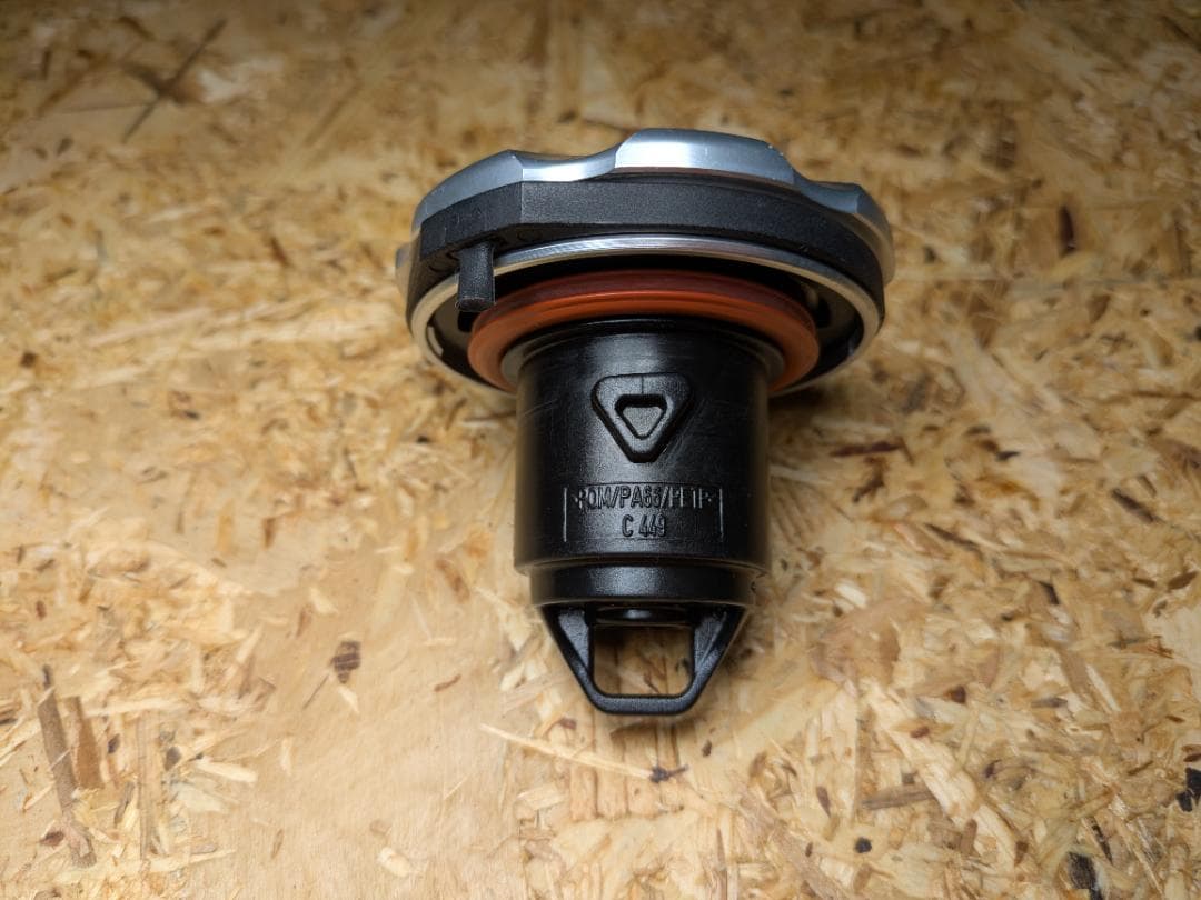 ABARTH 595 フューエルキャップ