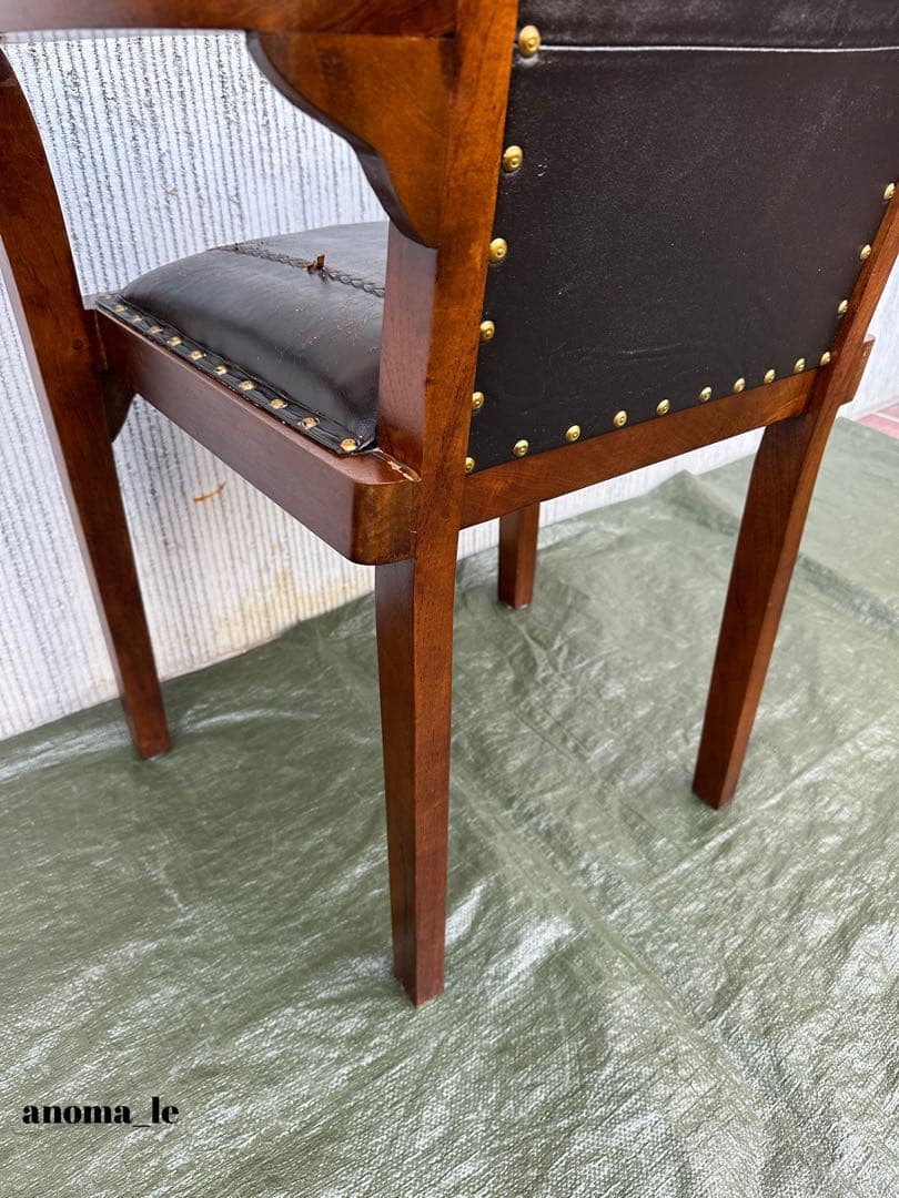 【アームチェア】木製　革張り　鋲打ち　堅牢なラウンジチェア　ヴィンテージ◎