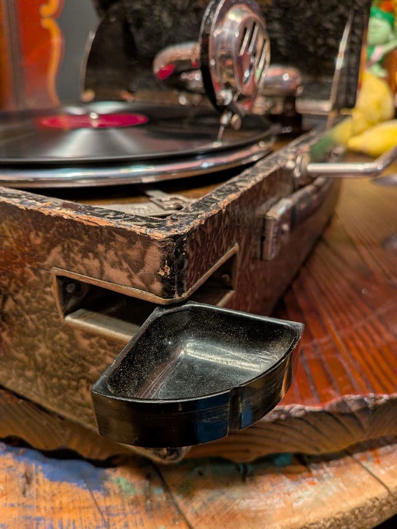 B*A様 パラゴン (Paragon) のポータブル蓄音機です。﻿