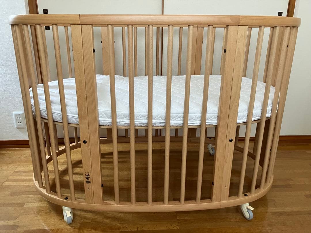 ストッケベビーベッド2パターン、ホワイトマットレス付き（２パターン）
