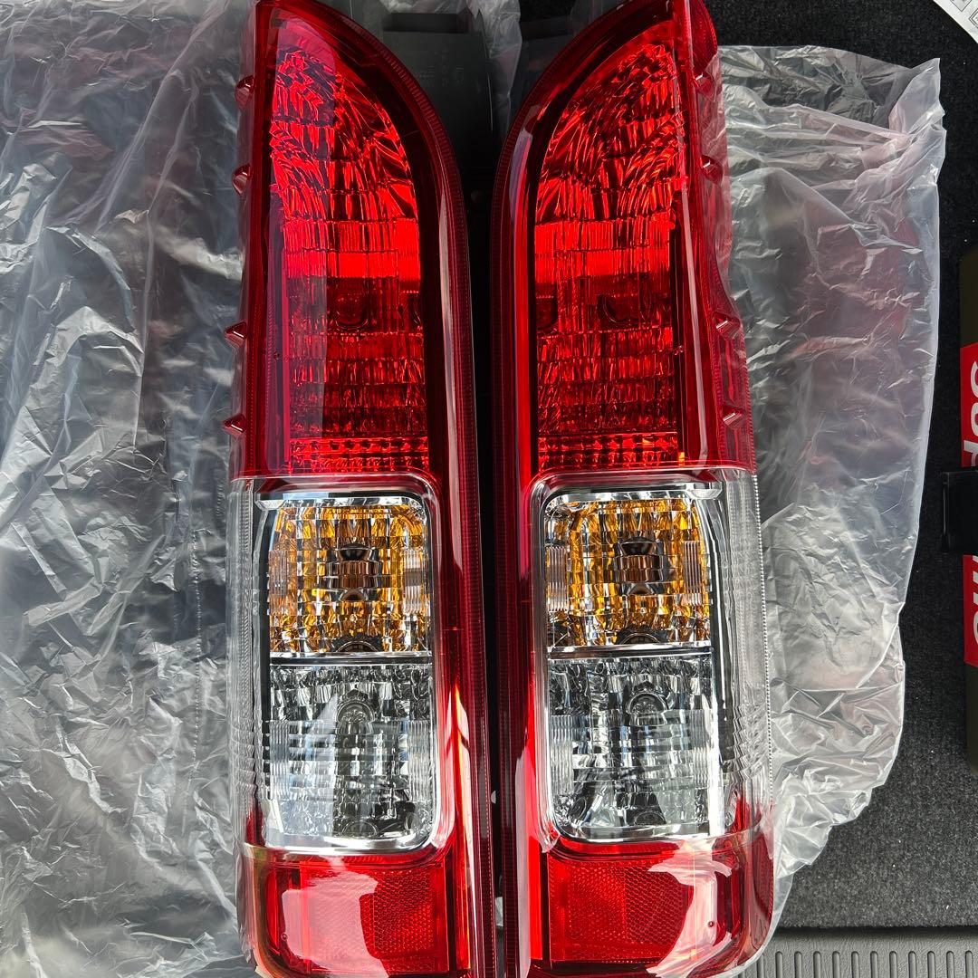 ハイエース　200系　ダークプライムs 新車外し