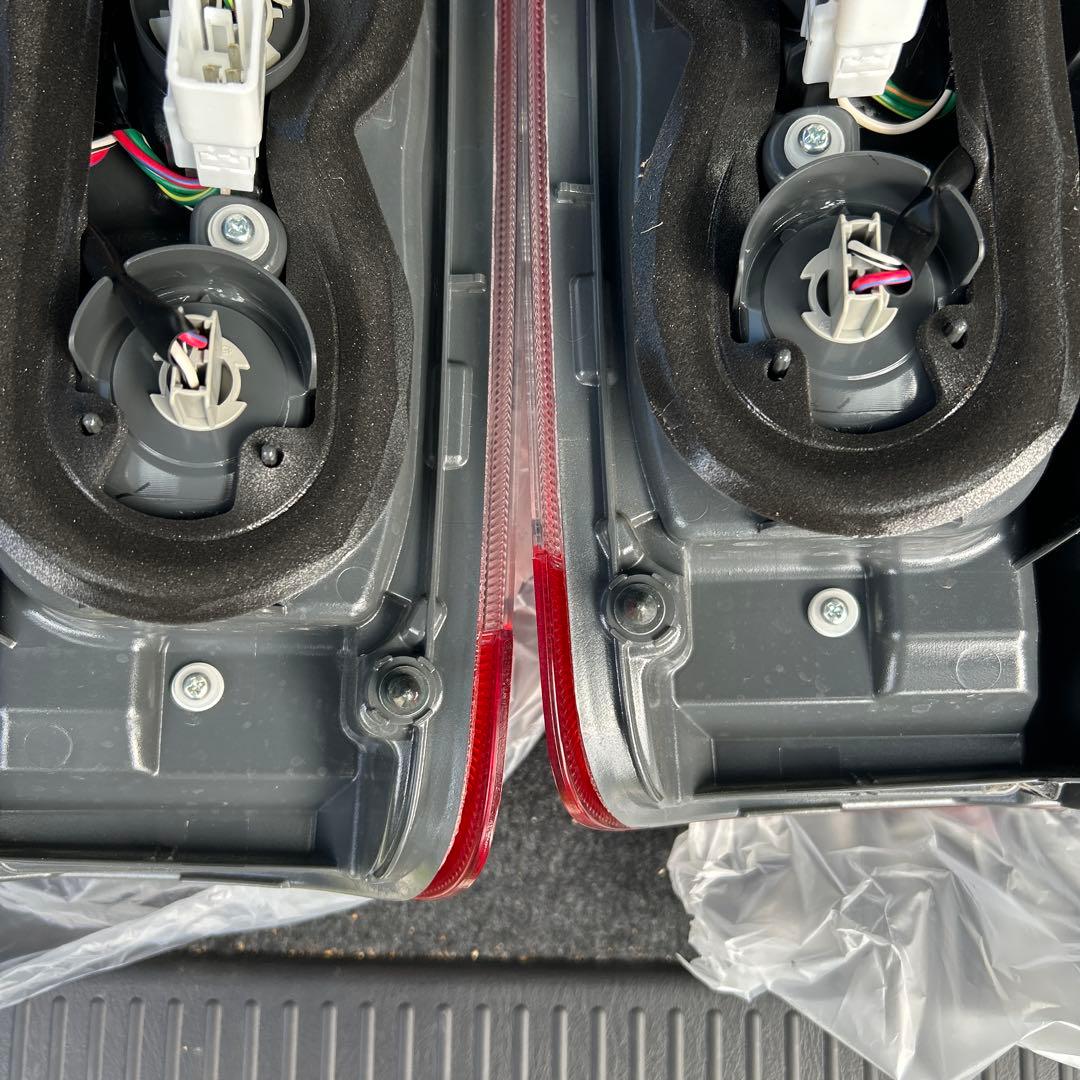 ハイエース　200系　ダークプライムs 新車外し