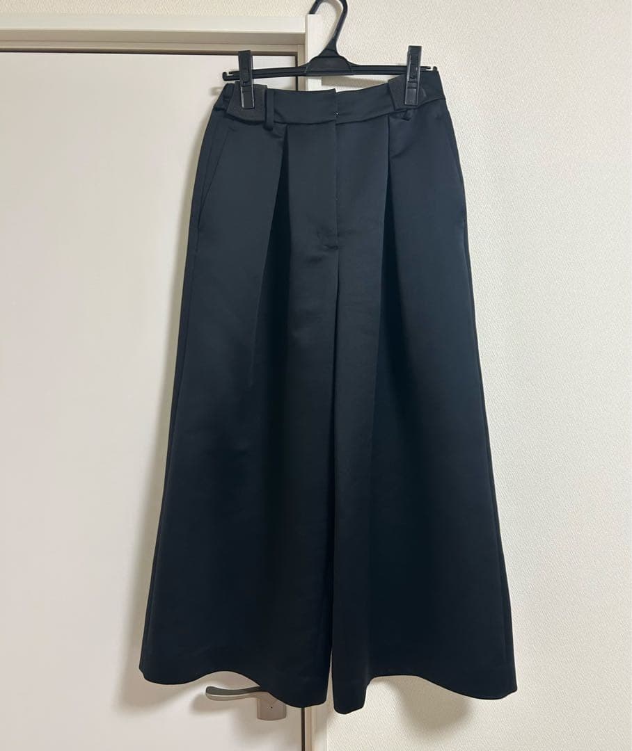 heve サテンフレアガウチョパンツ　38 ブラック　ワイドパンツ　ブラウス