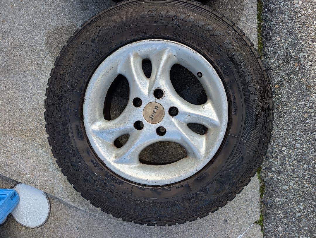 Jeep cherokee XJ 15インチ 純正ホイール スタッドレスタイヤ