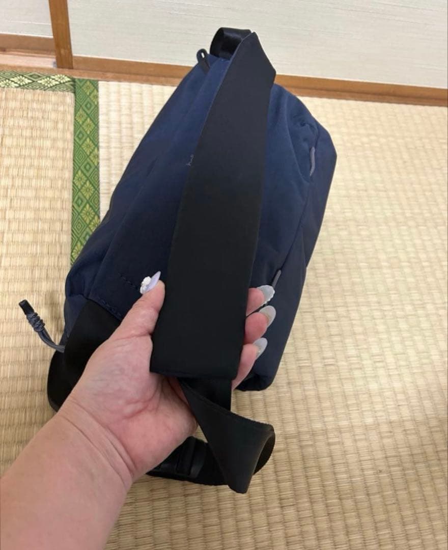 美品　bellroy ベルロイ　ボディーバッグ　大きめ　ネイビー