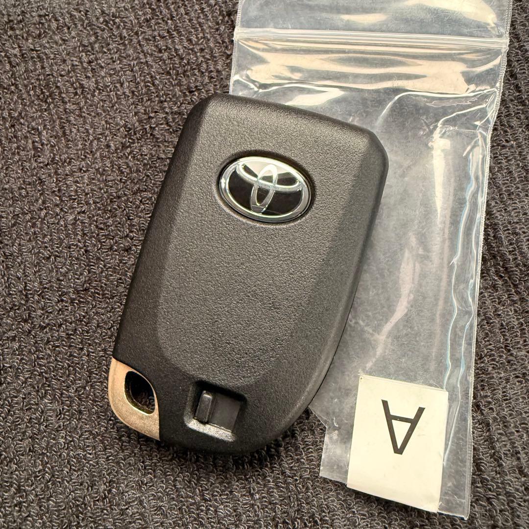 TOYOTA ハイエース スマートキー 極極美品②