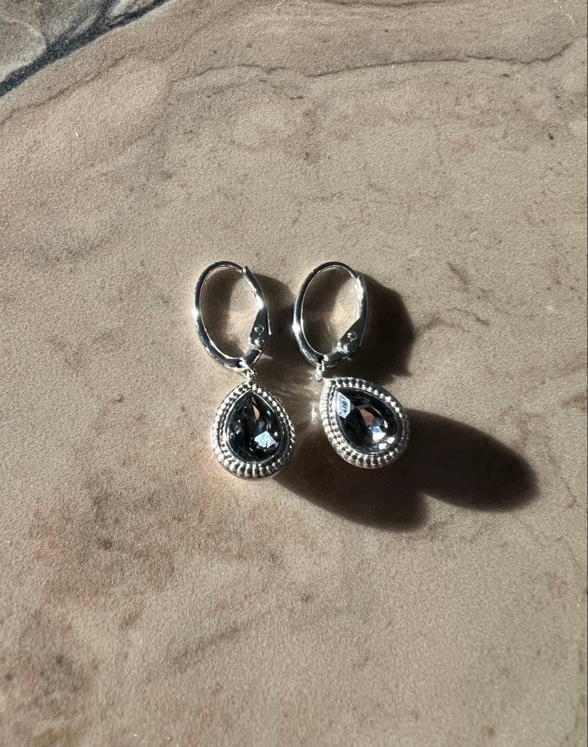 Swarovski スワロフスキー　ドロップ型ピアス