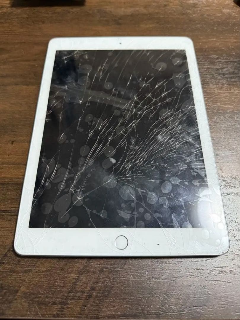 iPad第6世代 画面割れ バキバキ ジャンク品 32GB