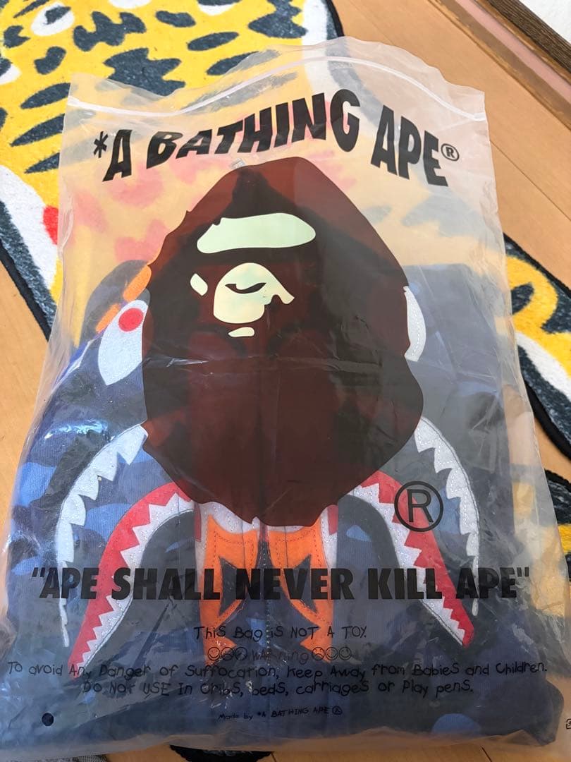 りんりんA Bathing Ape シャークパーカー Mサイズ