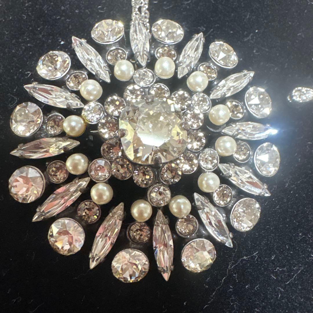 FOXEY クリスタルとパールの花形ペンダント