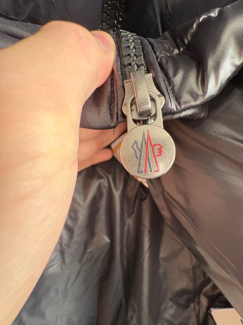 MONCLER ブラック マヤダウンジャケット フード付き