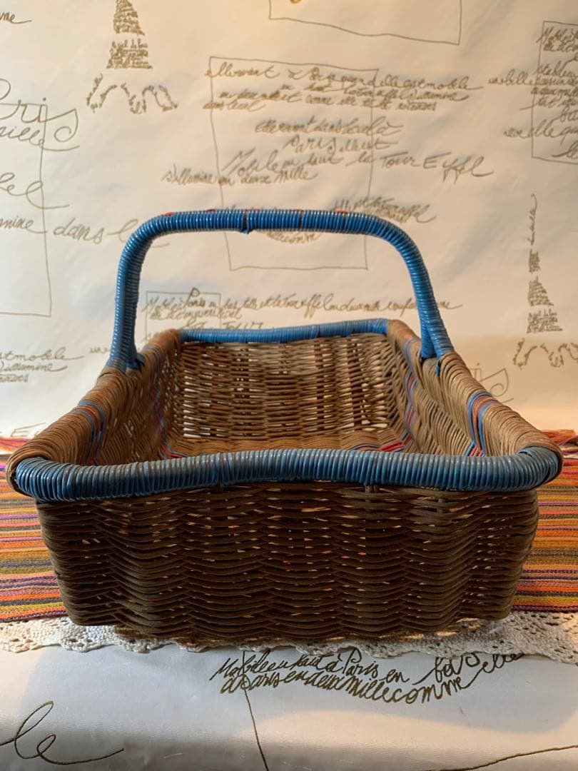 フランス製　アンティーク　ビニールの編み込みの色合いと形が素敵なバスケット！