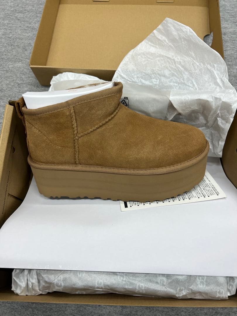 UGG クラシック ウルトラミニプラットフォーム ブーツ