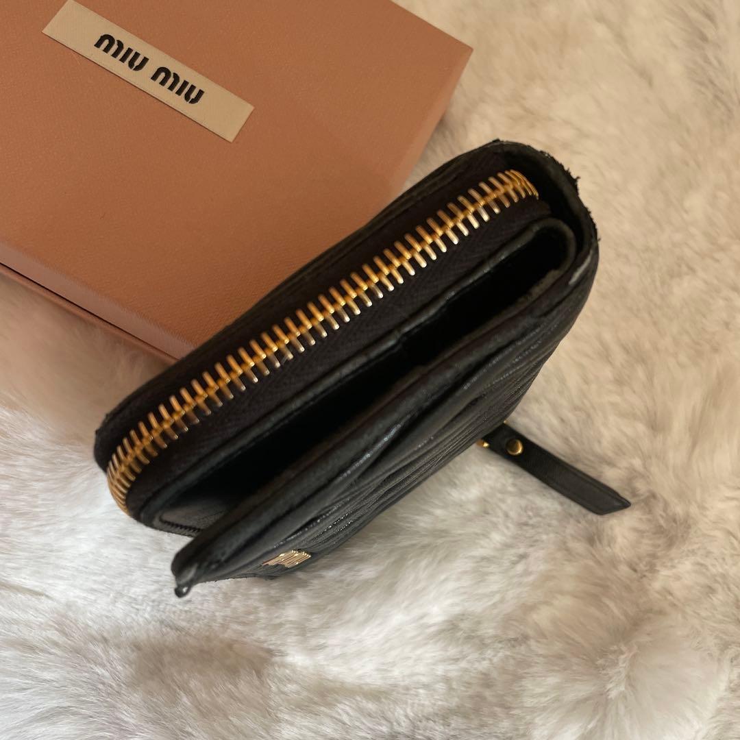 MIU MIU ミュウミュウ　二つ折財布　ブラック　NERO