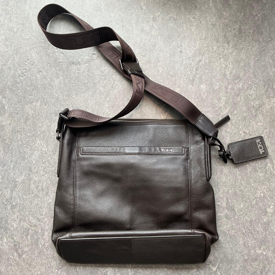 TUMI ブラック レザー ショルダーバッグ