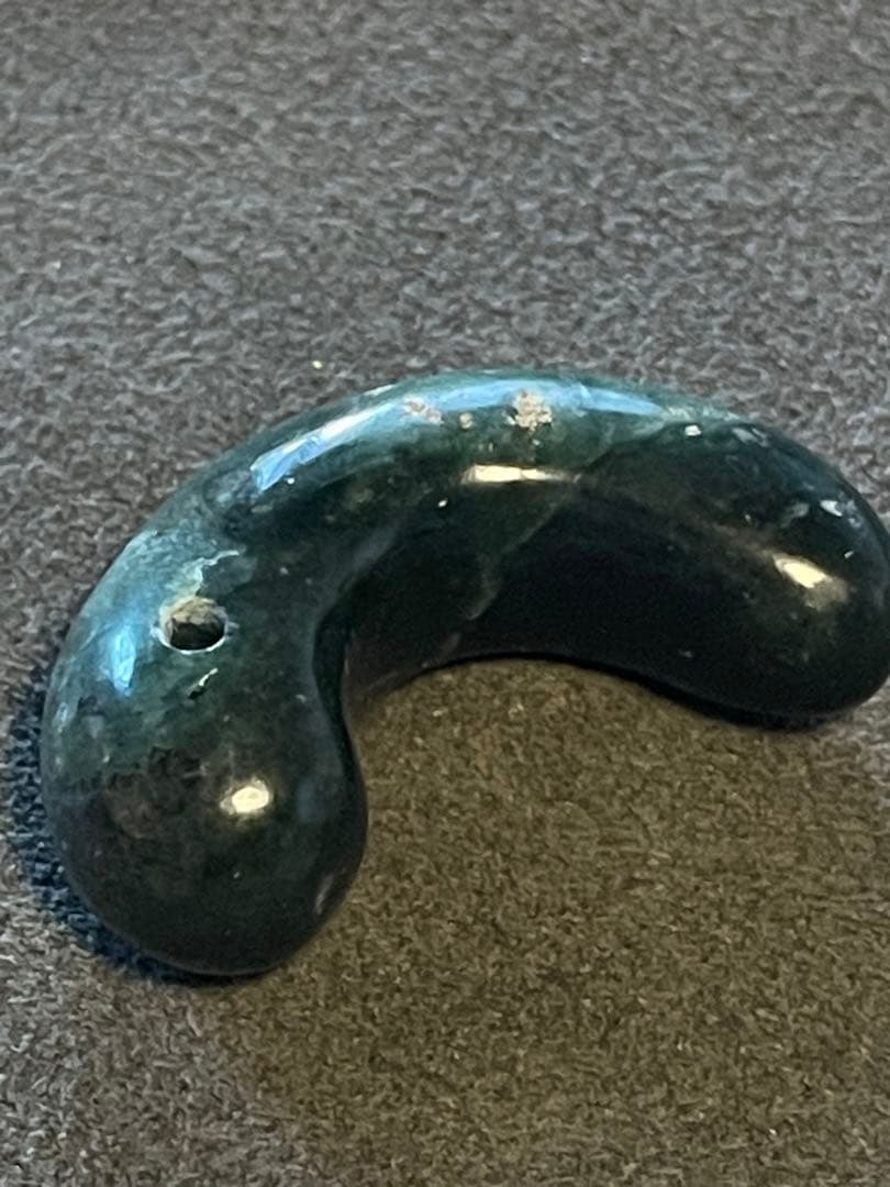 古墳時代　碧玉勾玉　出雲石　出土品