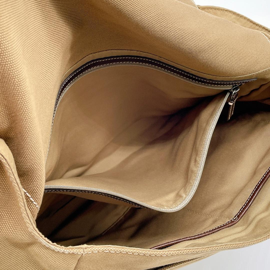 COACH キャンバス A4可能 メッセンジャーバッグ　ベージュ e768