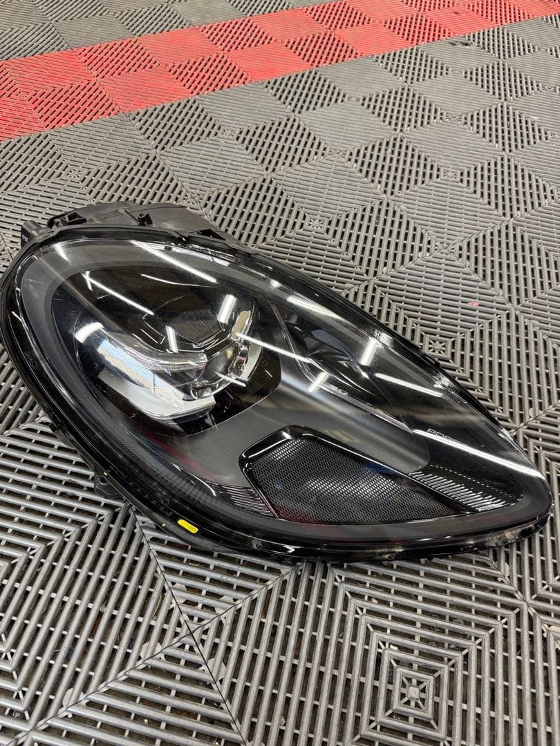 ポルシェ マカン　純正ヘッドライト　右