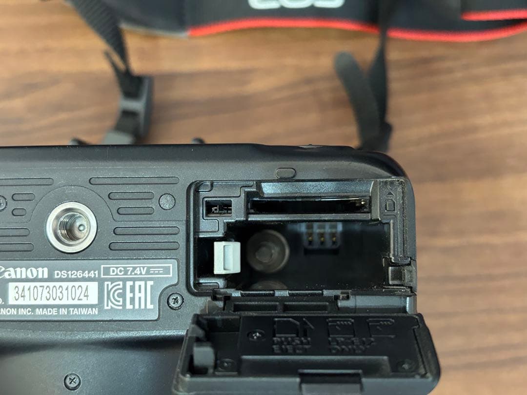 Canon EOS Kiss X7 デジタル一眼レフカメラ　ダブルズームキット