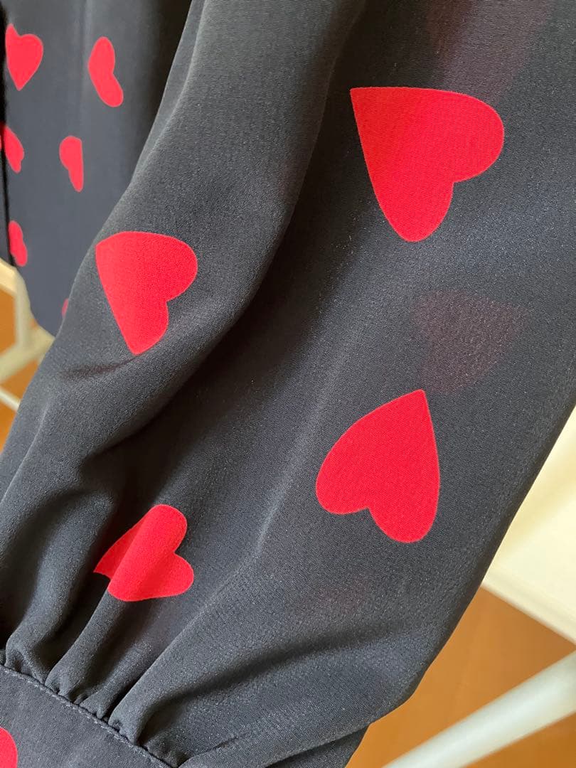 【LOULOU WILLOUGHBY】デシンハートプリントボウタイブラウス