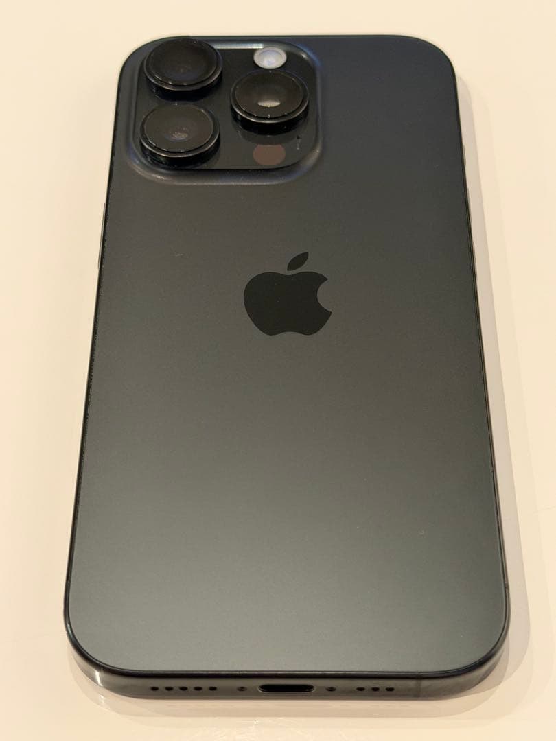 iPhone 16 Pro 256gb 画面上部小傷有り　ブラックチタン