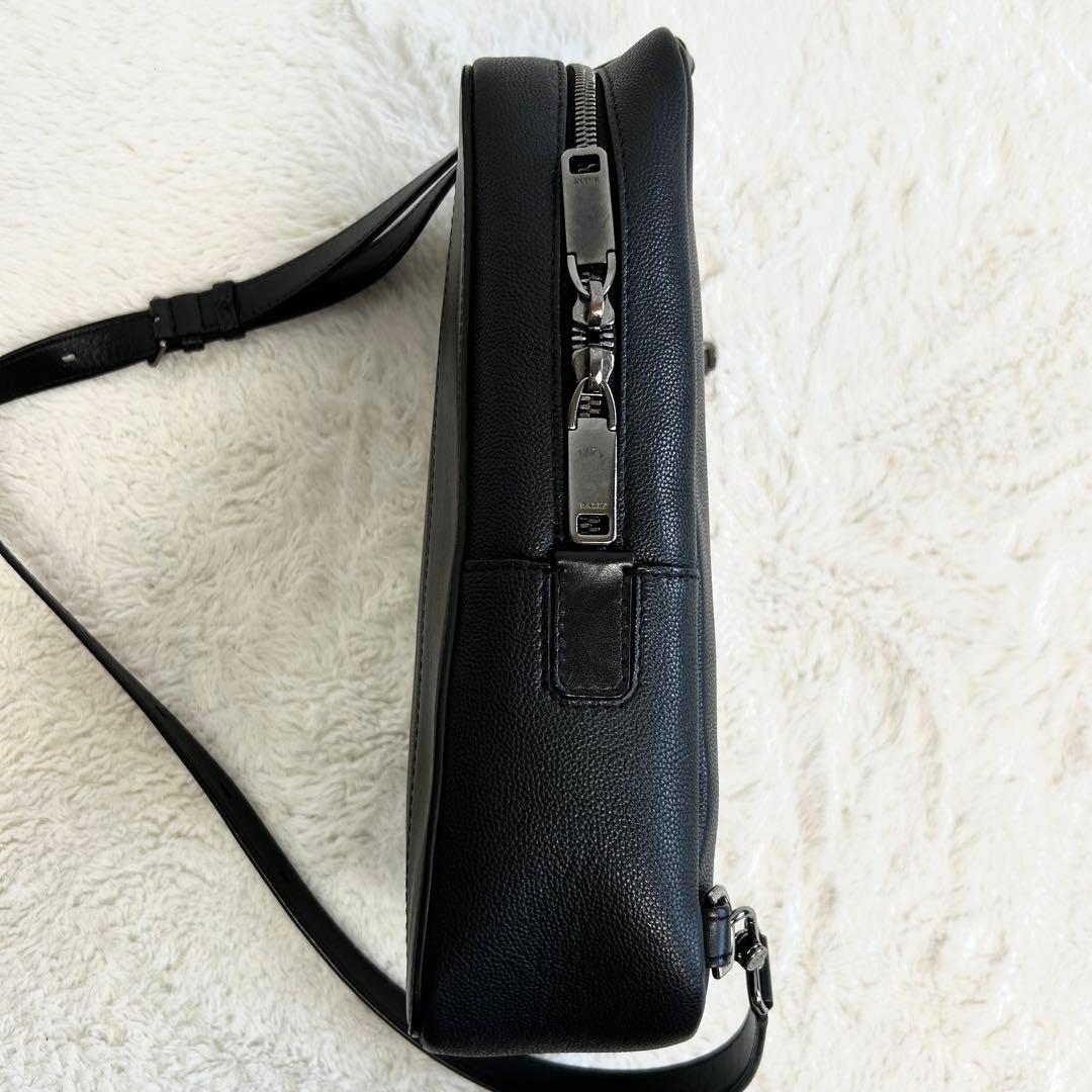 美品　\" BALLY \" Mythos シボ革　スリングバッグ ボディバッグ