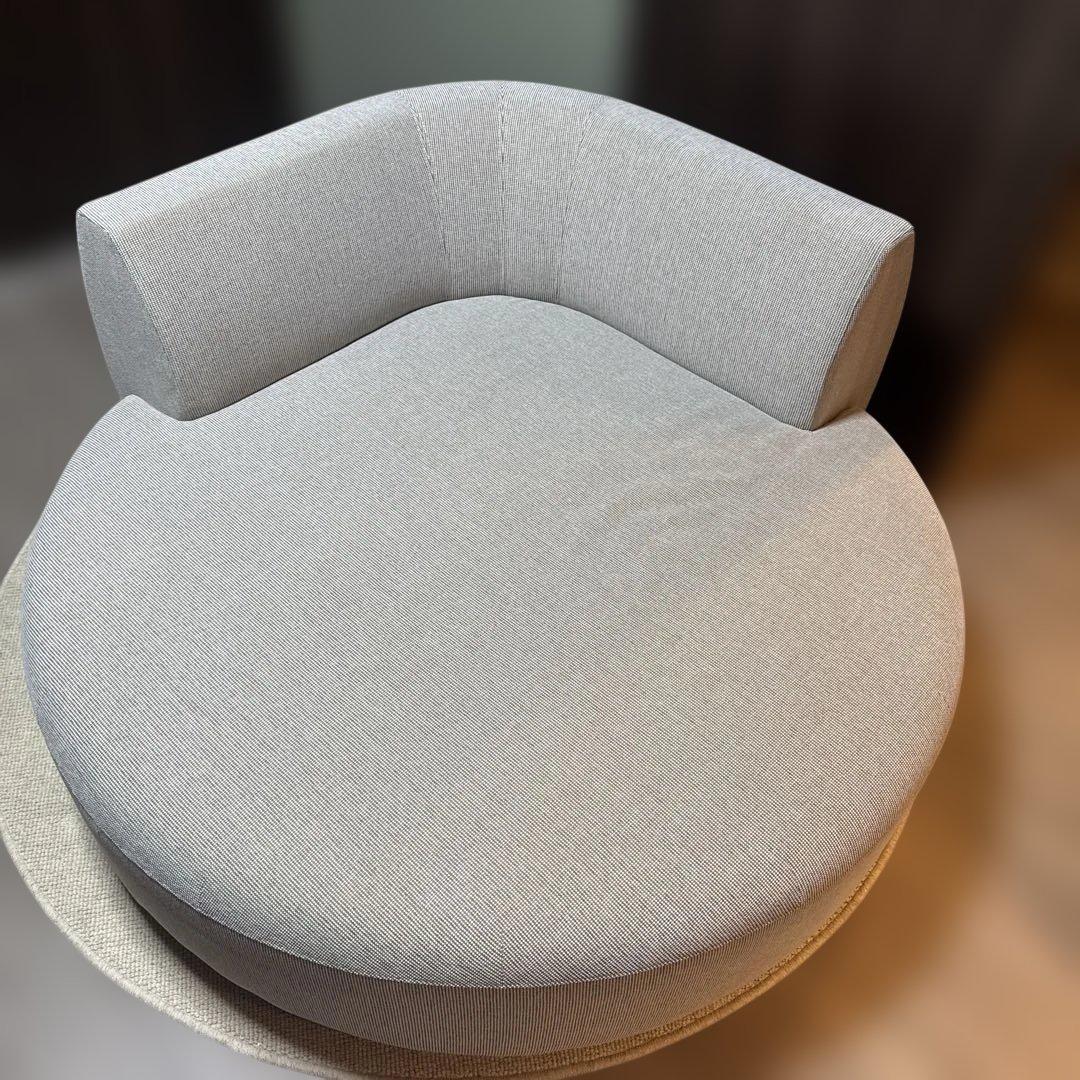 モデルルーム展示品。グレー 円形ソファ W137cm 定価は20万