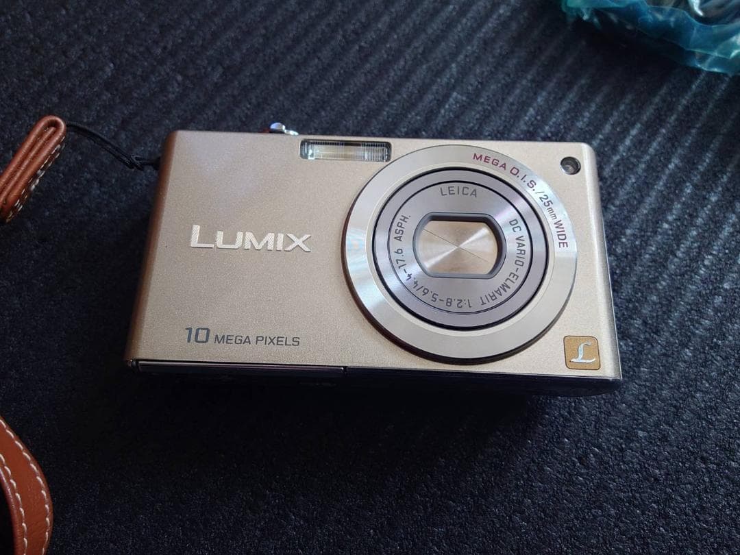 LUMIX FX35 三脚付き　ゴールド　美品　デジカメ