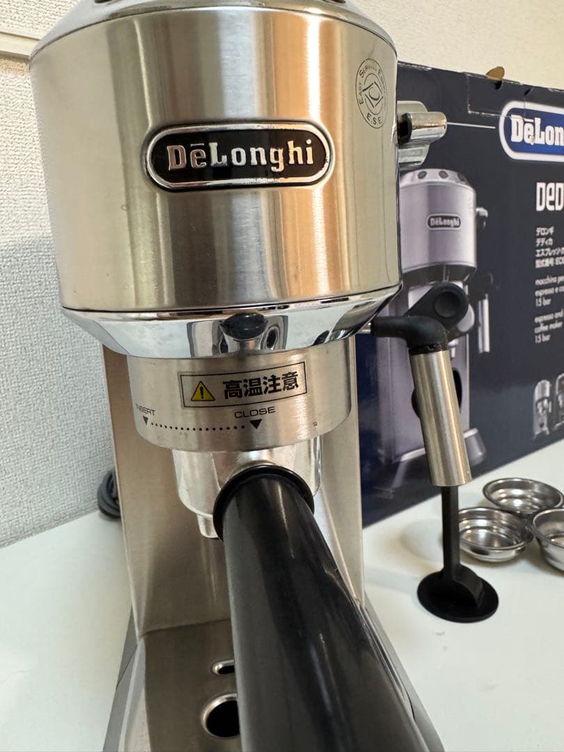 DeLonghi Dedica EC680M エスプレッソマシン
