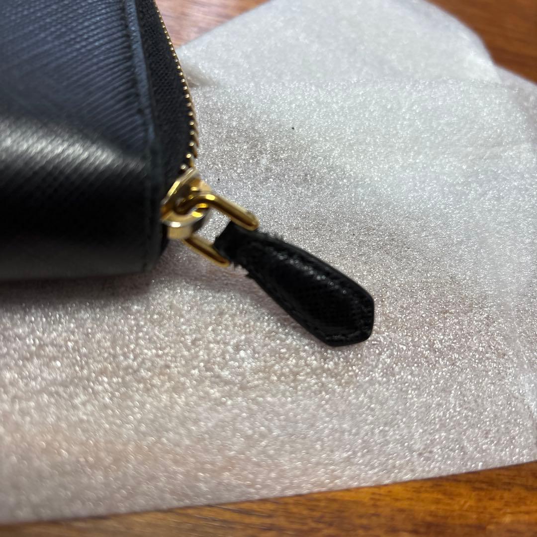 PRADA 黒長財布