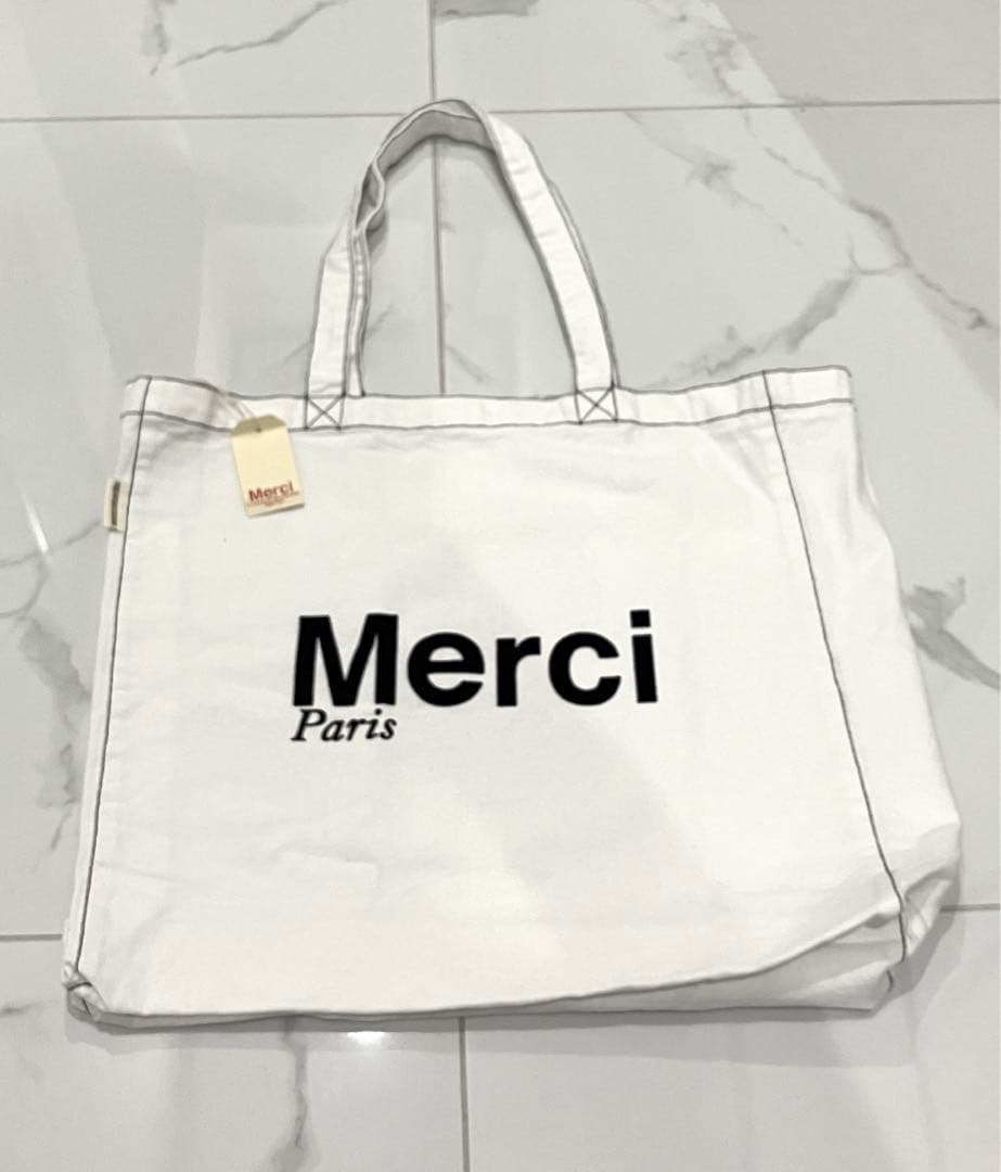 MOMAトートバッグ　ホワイト