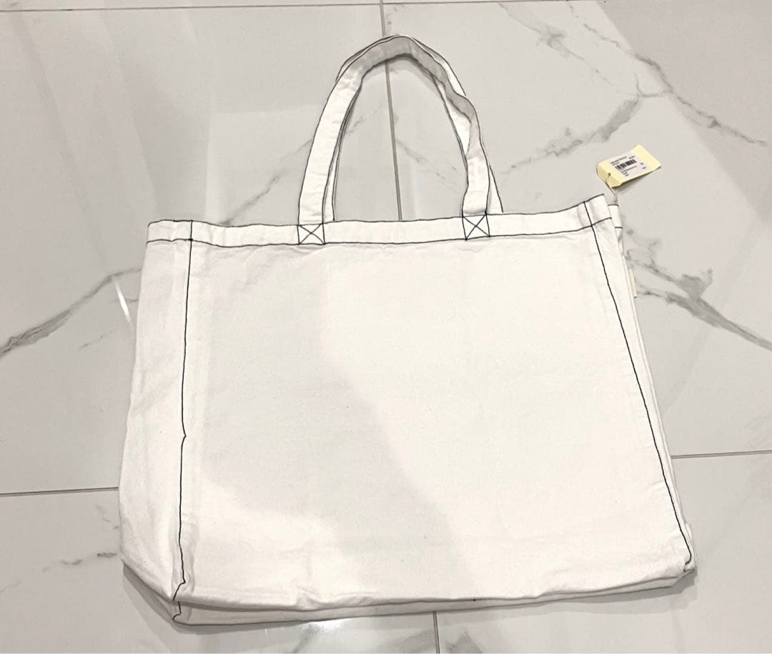 MOMAトートバッグ　ホワイト