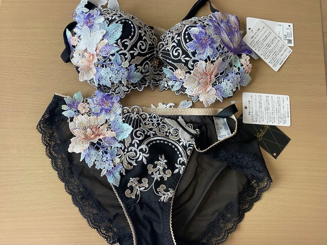 サルート19グループ　おやゆび姫　C65 ブラジャー＆ショーツM