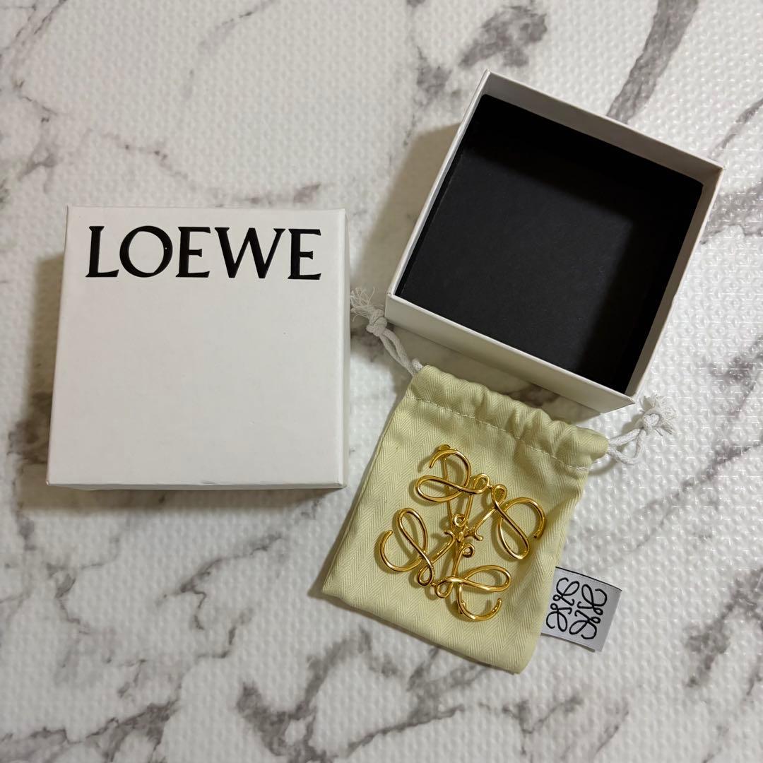 LOEWE アナグラムブローチ ゴールド　専用ポーチ付き