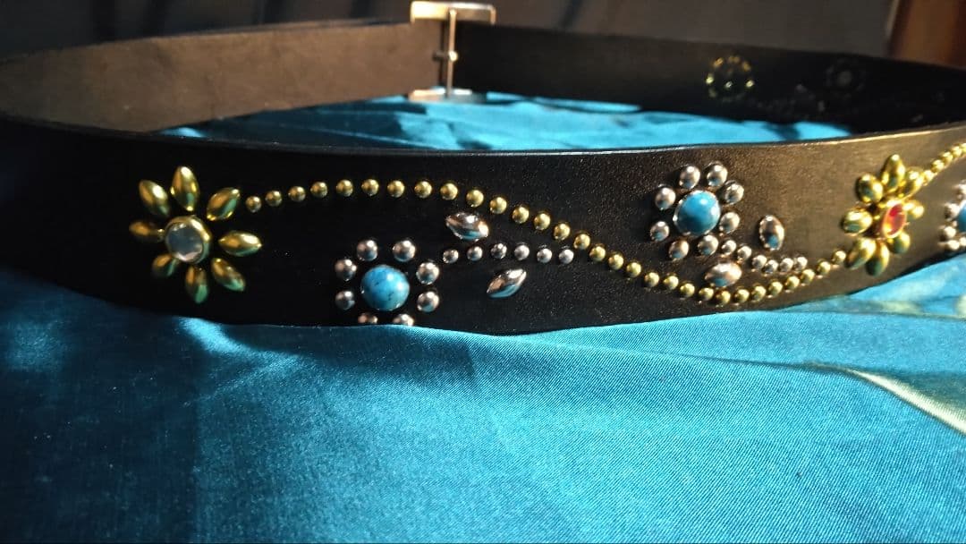 内藤栃木レザーツタ＆フラワースタッズベルトブラック　ニッケル＆ブラス