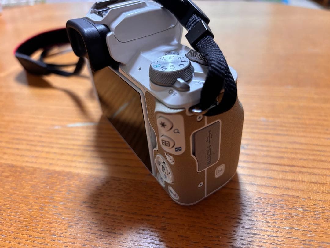 Canon EOS Kiss M ダブルズームキット　専用箱あり