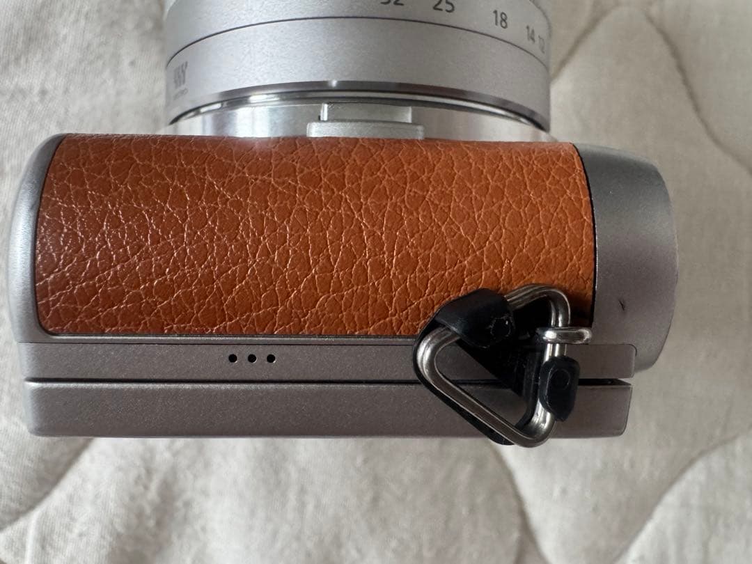 【美品】【ケース・三脚付】Panasonic DMC-GF7W ミラーレス一眼